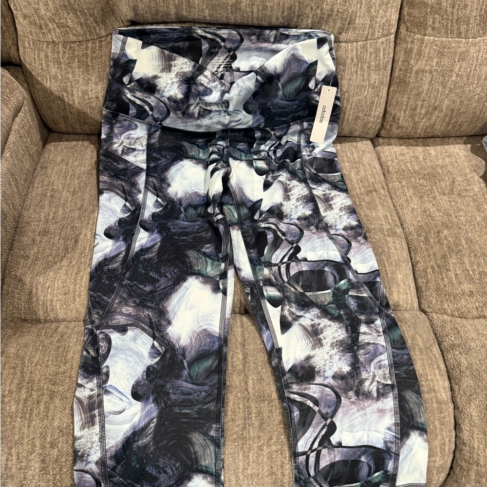 Stylish Abstract Print Capris